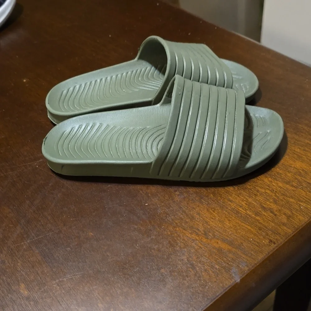 Kids Green Slid on shoes Size 13/1‎